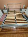 Cama de ferro branca e cinza