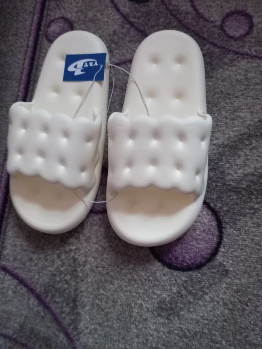 Шльопанці ( молочного кольору)
