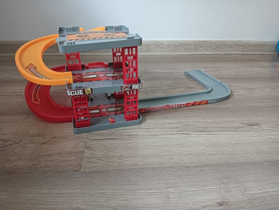 Zjeżdżalnia garaż dla samochodzikow dla chłopca