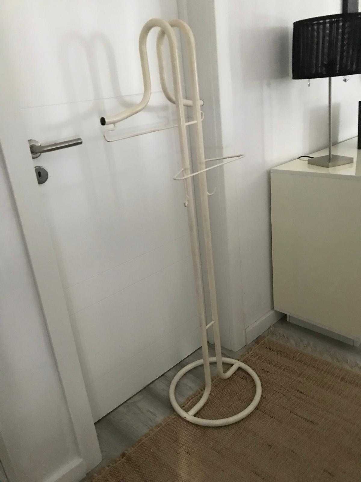 Cabide branco para roupa
