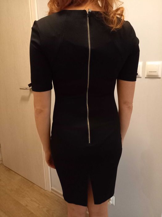 Czarna sukienka marki Reserved S
