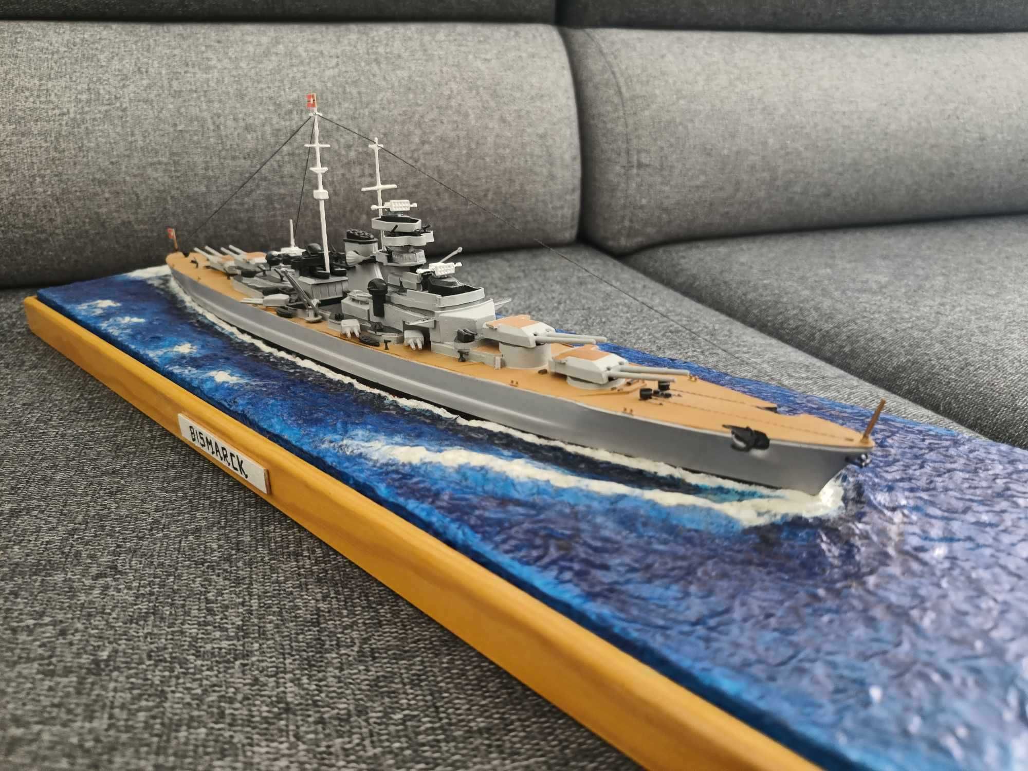 Model okrętu Bismarck w dioramie.