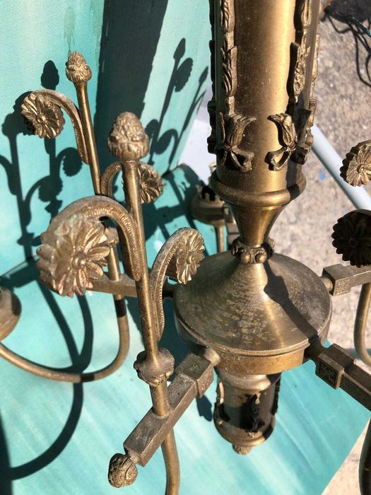 Candeeiro Vintage em Latão. em bom estado. Alguns detalhes de flores