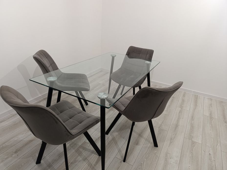 Stół z 4 krzesłami welurowymi