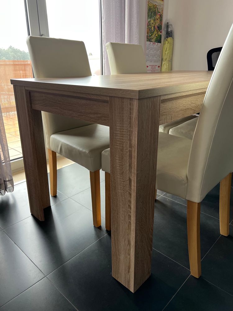 Mesa e quatro cadeiras