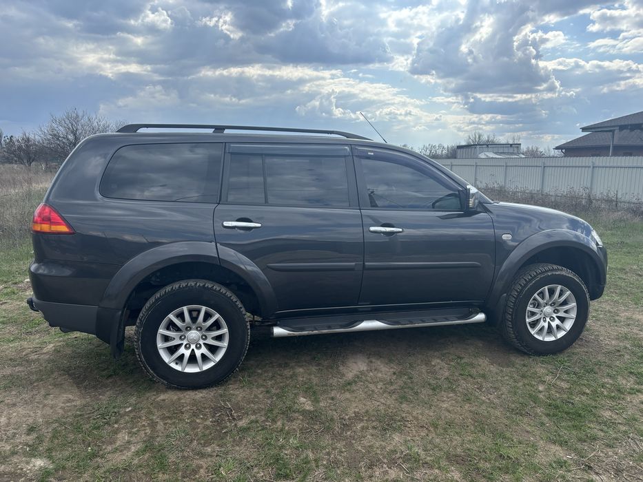 Продам mitsubishi pajero sport 2011 года