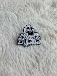 Przypinka pin wpinka pins złota broszka alternative gothic czaszka emo