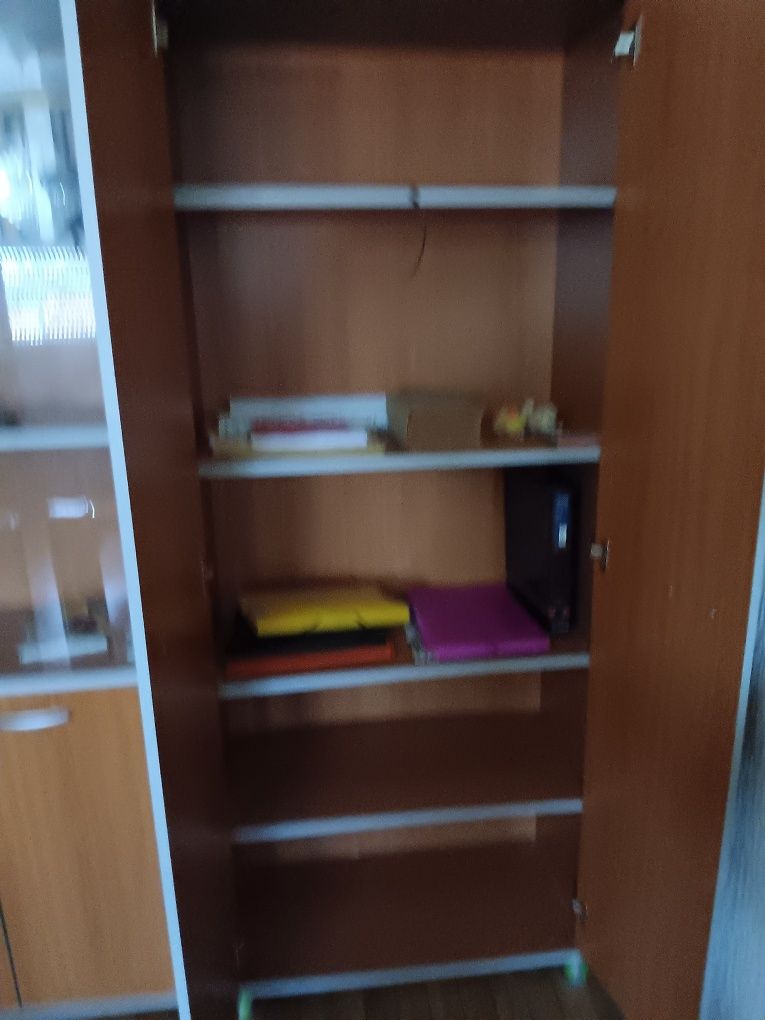 2 Armários de escritório e 1 mesa de trabalho