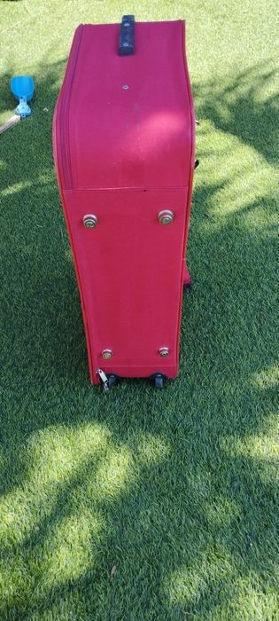 Mala de viagem .  Vermelha . Com marcas de uso