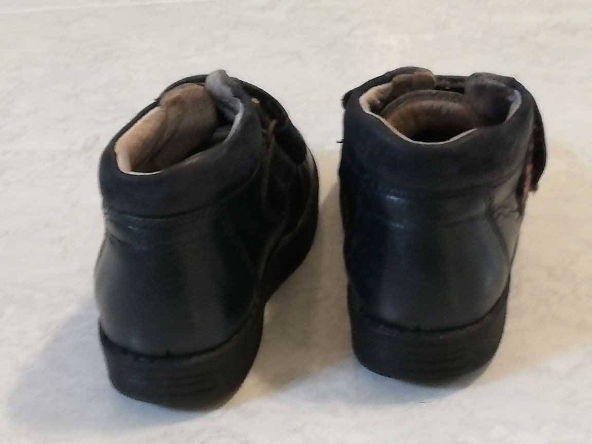 Botas de criança em pele