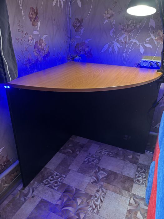 Продам письменный угловой стол