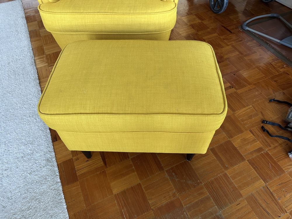 Conjunto Strandmon IKEA poltrona amarela e repousa pés amarelo