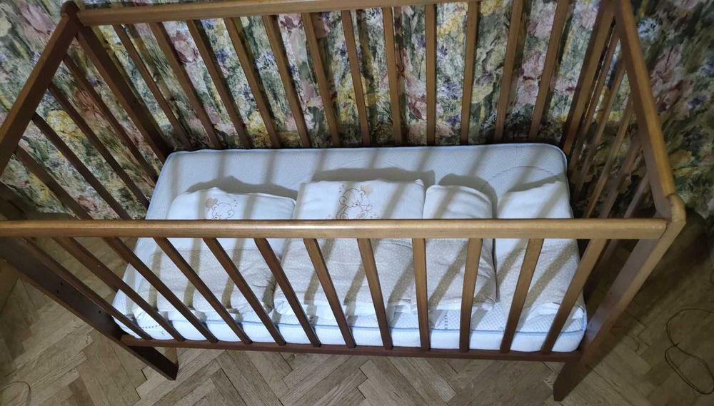 Ліжечко дитяче дерев'яне.