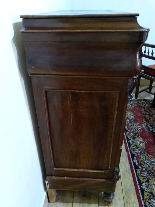 Cómoda muito antiga, toda original, para restaurar.