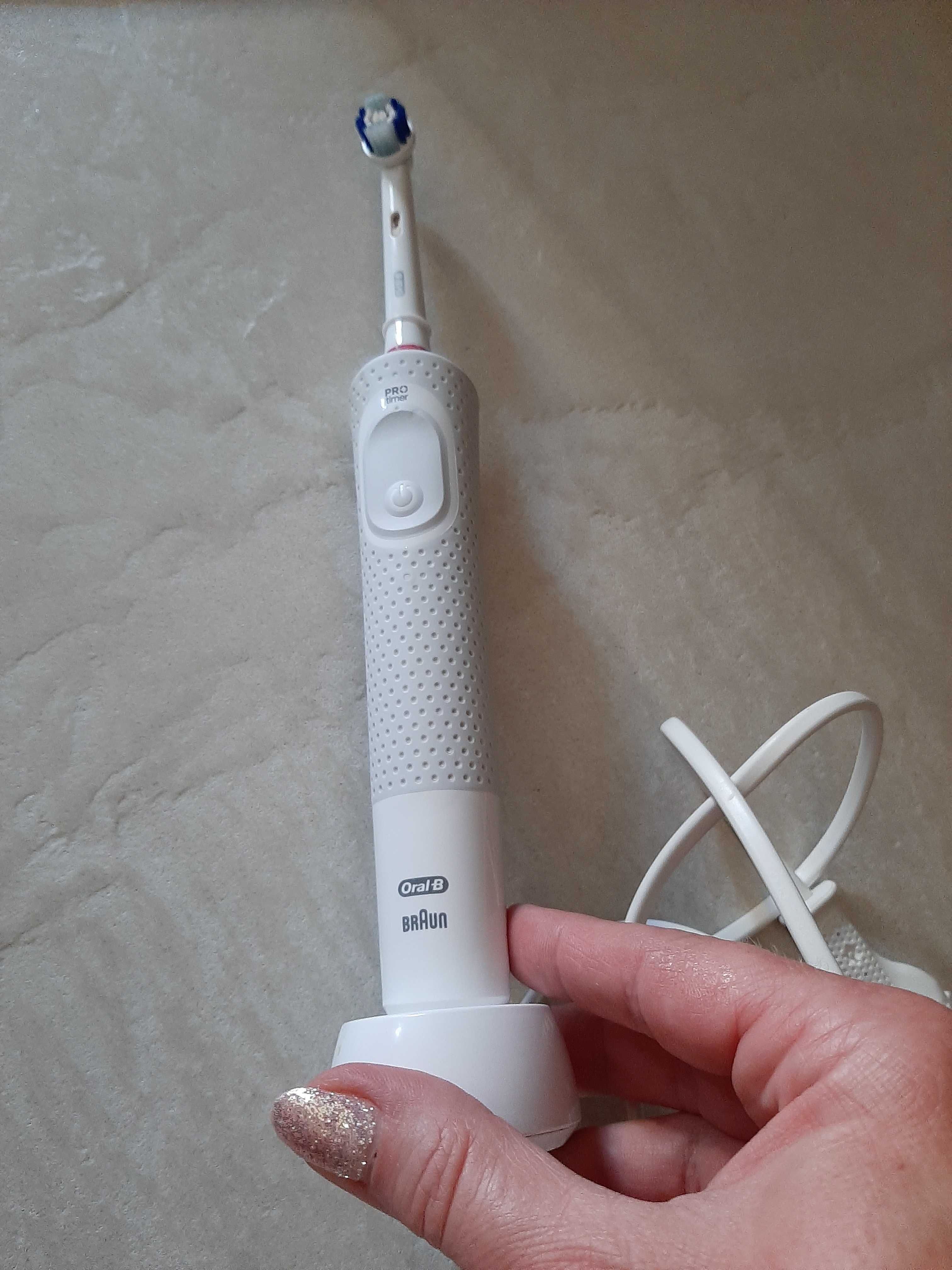 Szczoteczka Oral-B. Elektryczna. Lux