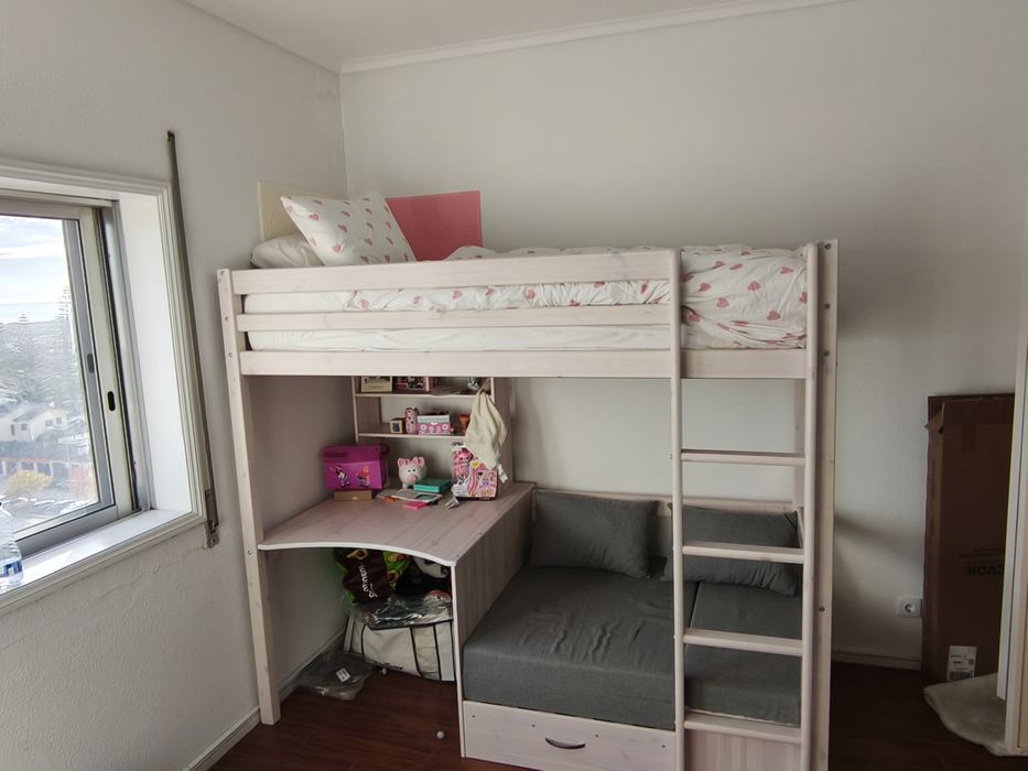 Beliche / cama alta com secretária e sofá cama como novo