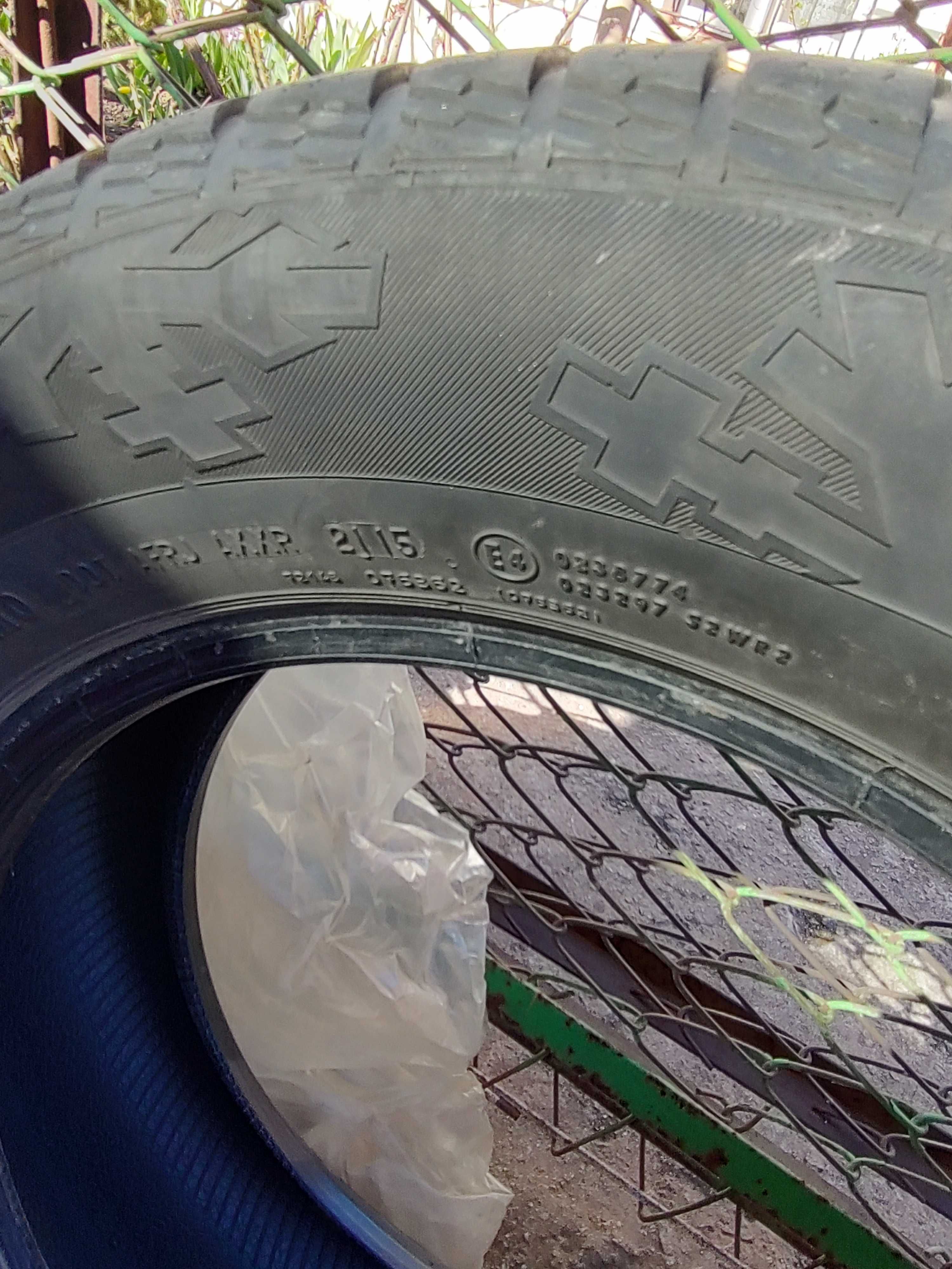 Зимние шины Continental б/у 235/60 R17 .