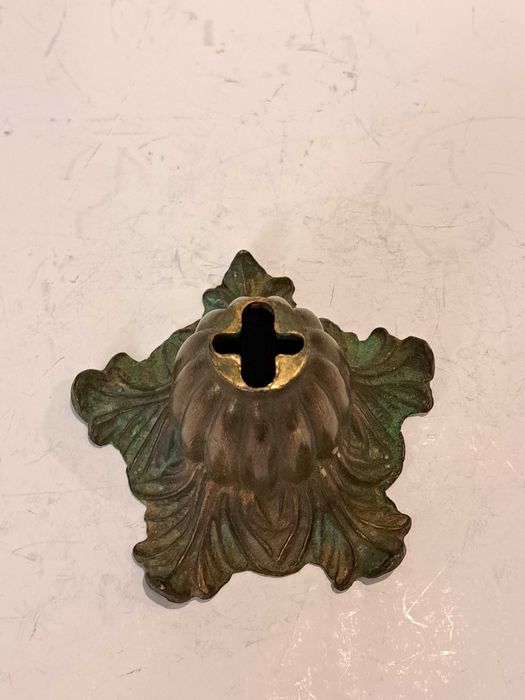 Розетка бронзовая, деталь от светильника - латунь.