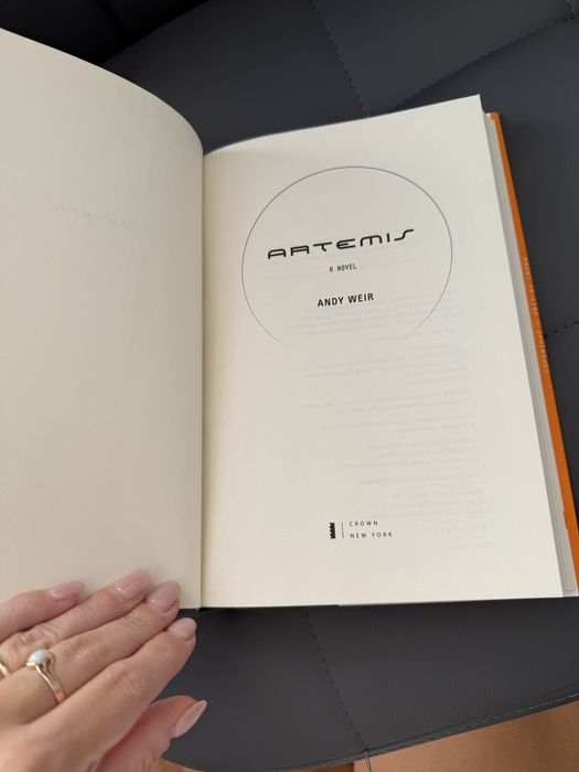 Ksiazka Andy Weir Artemis