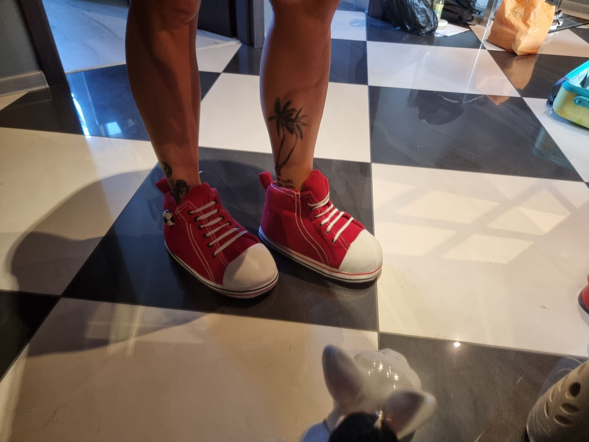 Słodkie kapcie 42 jak Stuart Malutki czerwone punk trampki tenisowki