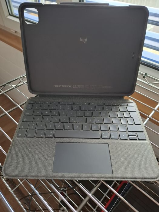 Чехол-клавиотура Logitech Combo Touch для iPad, 10.9"и11".