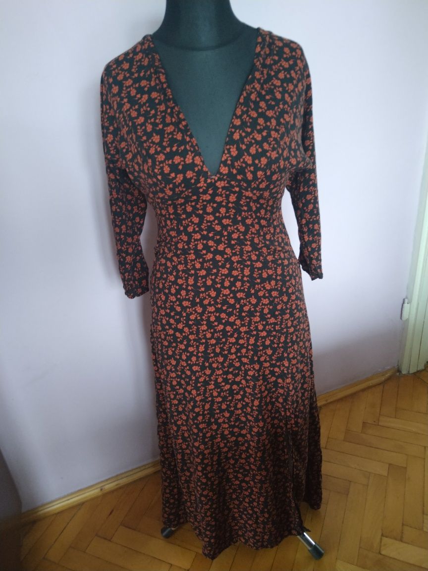 Długa sukienka Stradivarius S z rozcięciem z przodu