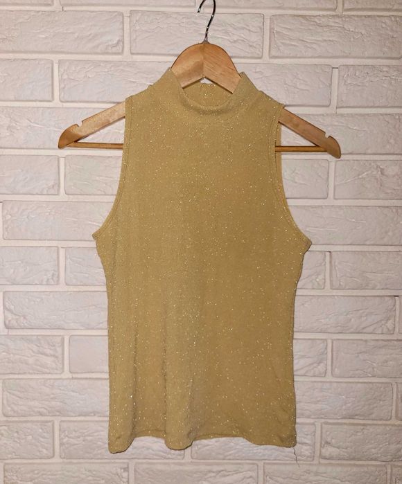 Błyszczący złoty golf