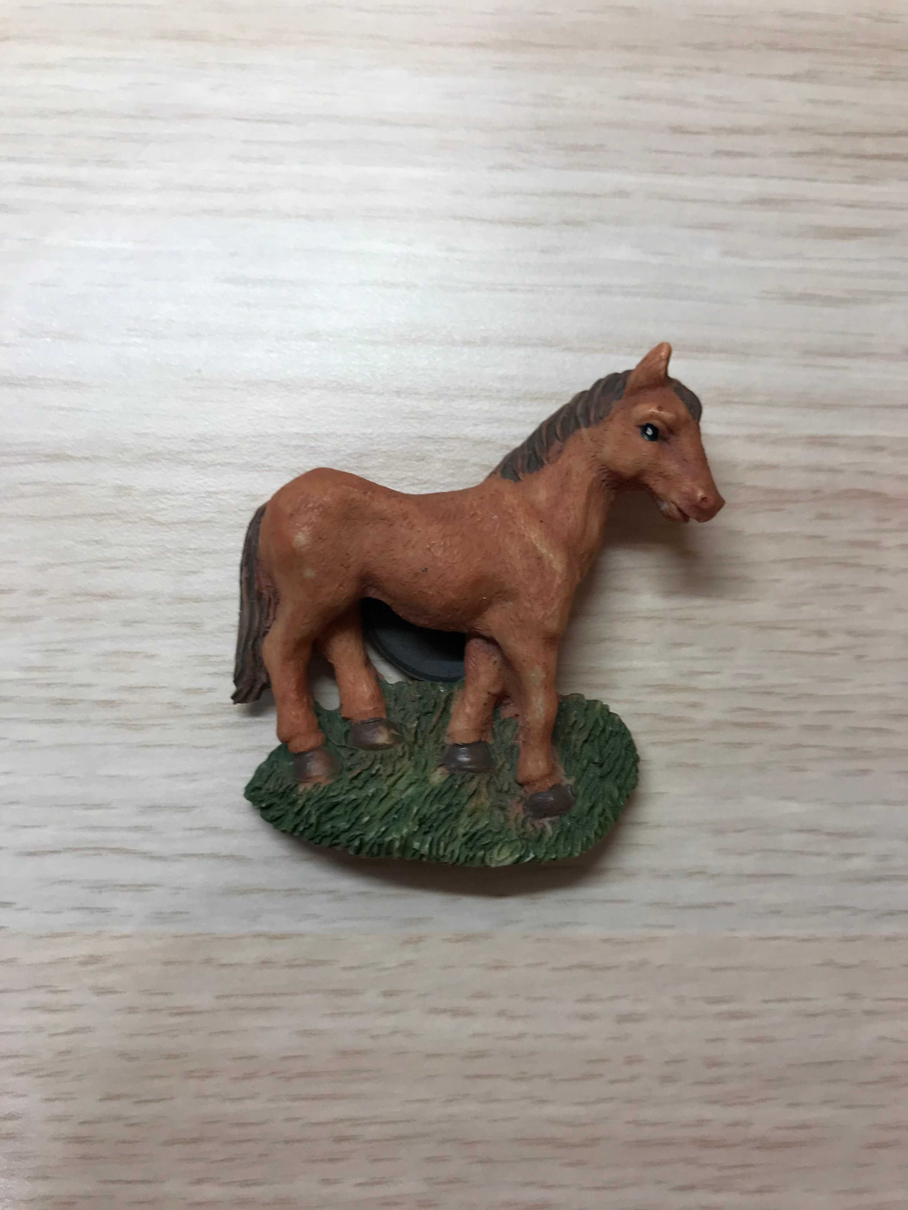Śliczny konik - magnes na lodówkę ceramiczny Koń Konie