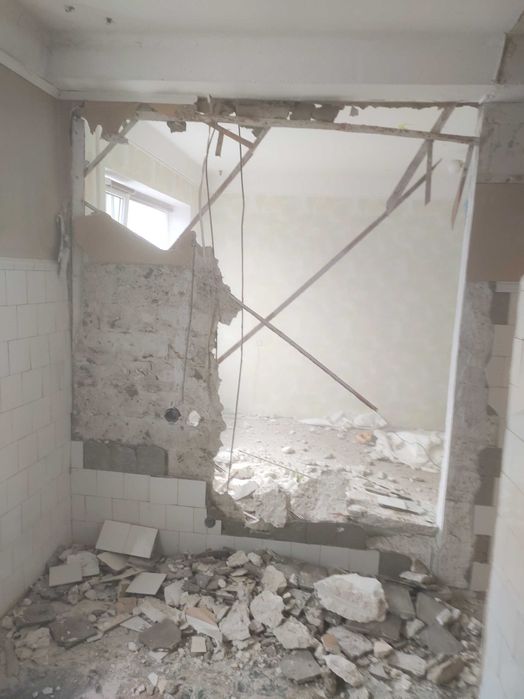 Демонтаж сантехкабін, стяжки, плитки, штукатурки. Вивезення сміття