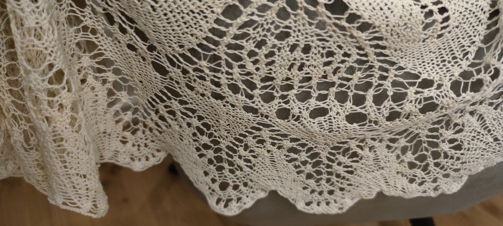 Duży stary ręcznie robiony na drutach okrągły obrus ecru