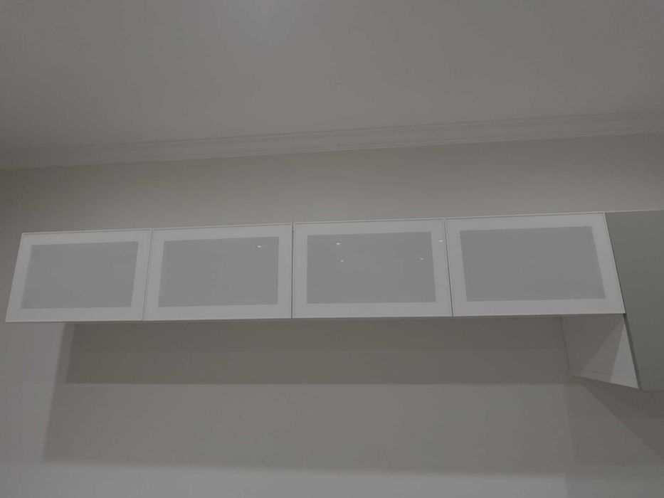 Móvel branco (porta sistema push to open)