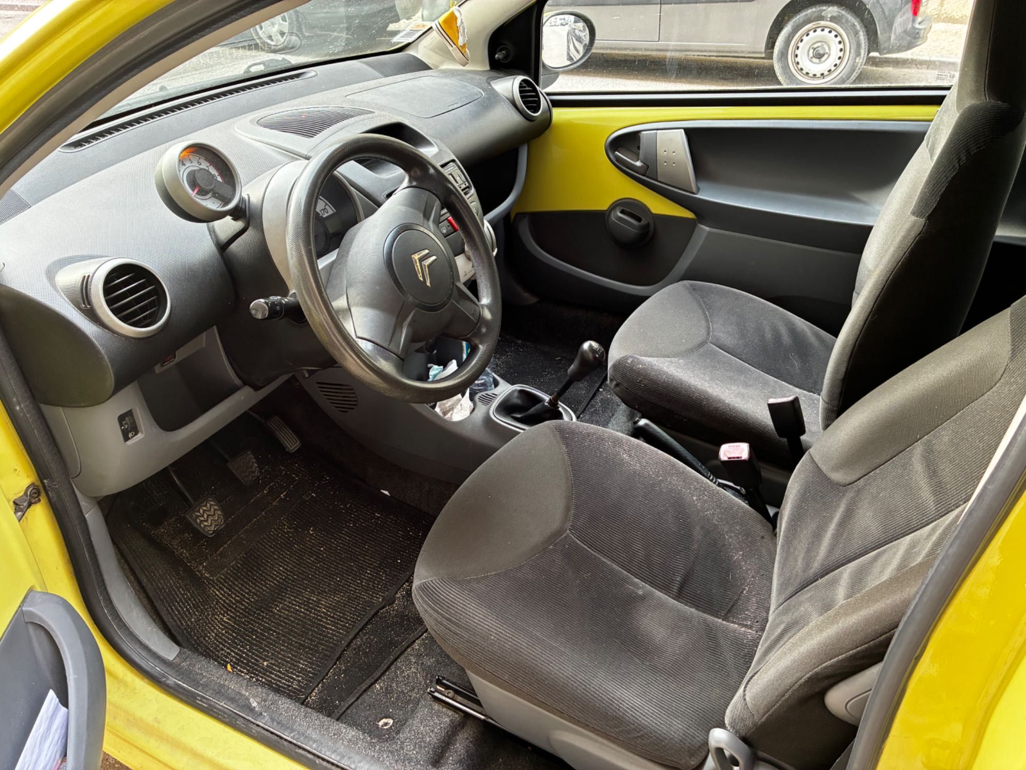 *RESERVADO*.  Citroen C1 amarelo a gasolina