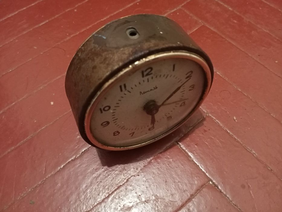 Продам настольные часы СССР, настольный будильник "Витязь".