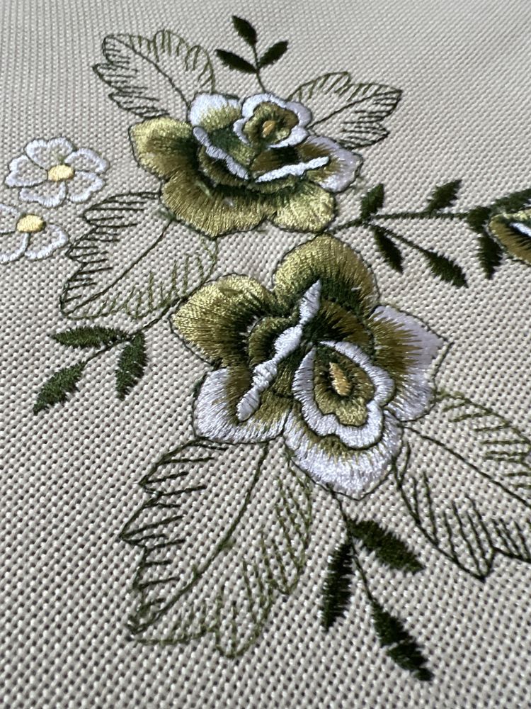 Obrus szydełkowy haftowany kwiaty do kolekcji