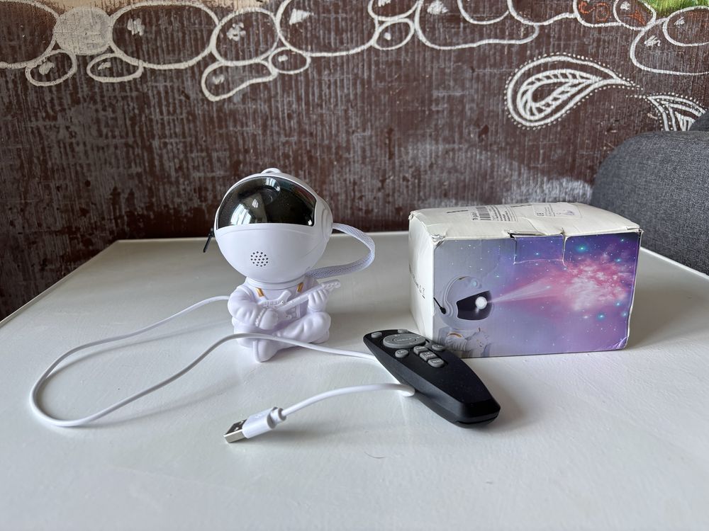 Продам світильник в кімнату у вигляді космонавта
