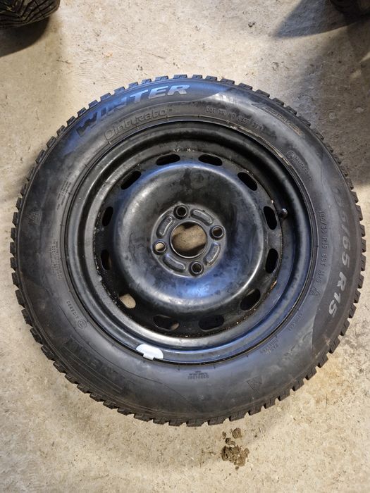 Opony zimowe na felgach stalowych 185/65/15 88T  Pirelli Cinturato Win