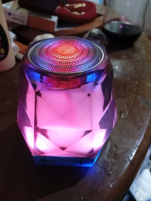 Coluna de som nova com luz psicadélica.NOVA