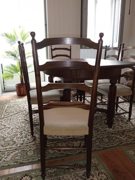 Mesa de sala em madeira maciça, com 8 cadeiras estofadas