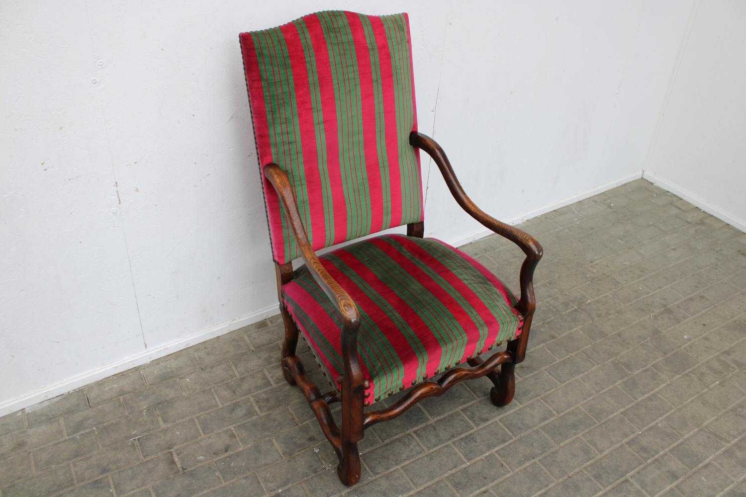 Stary wygodny tapicerowany fotel -tron 435