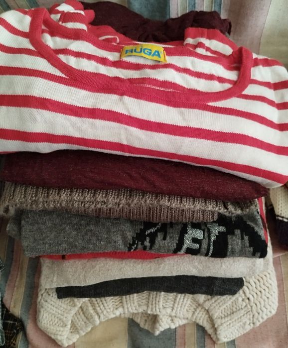 Lote de 30 peças de roupa incluí peças de inverno e verão