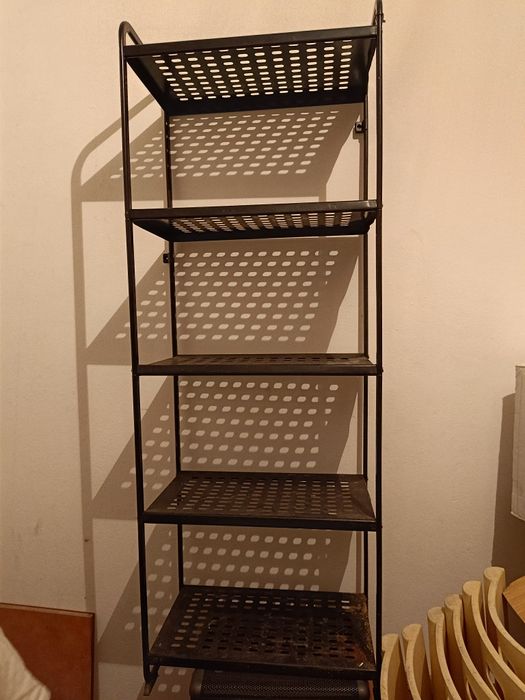 Estante em alumínio preto