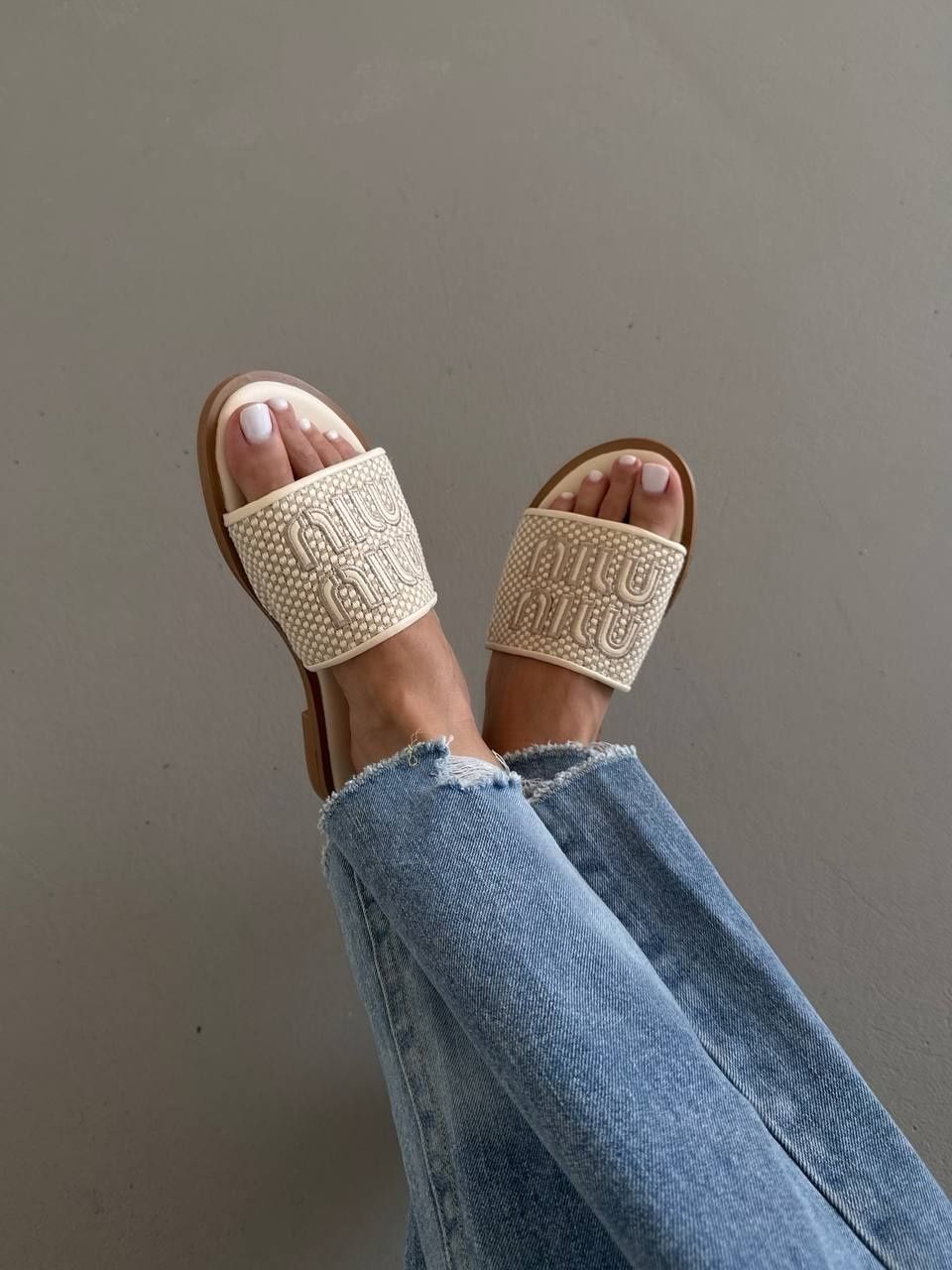 36-41 | Жіночі шльопанці Miu Miu Light Cream Slides | Жіночі шльопки