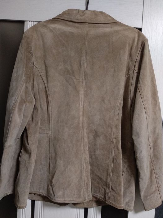 Замшевый пиджак бежевого цвета