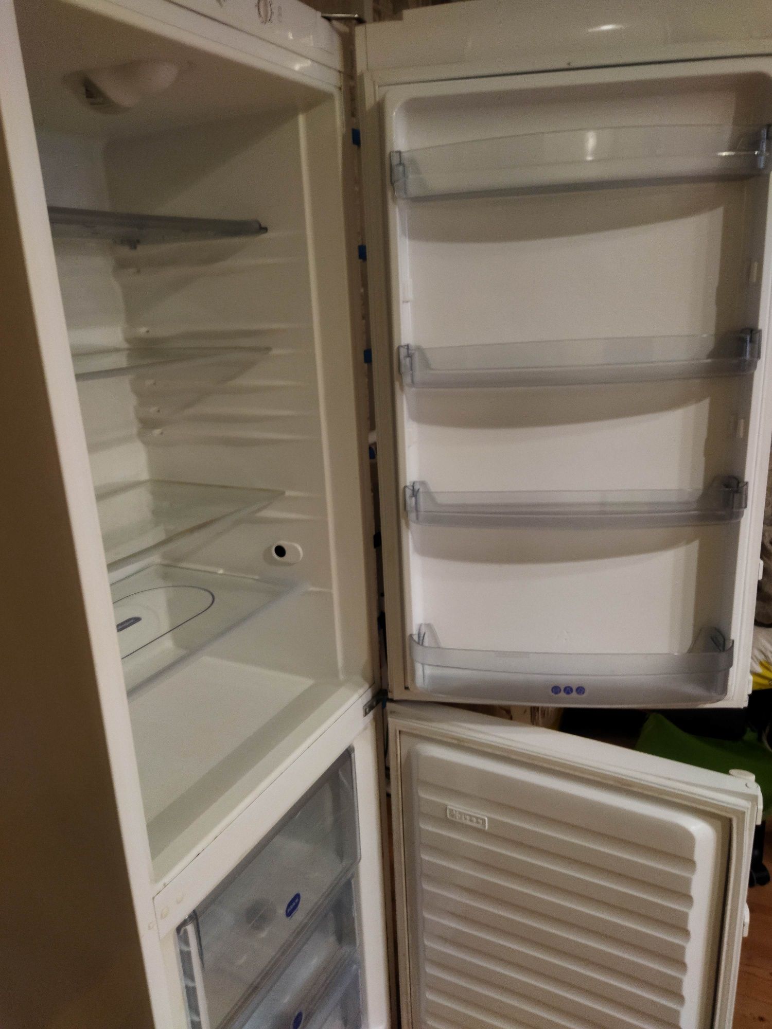 Холодильник  whirlpool