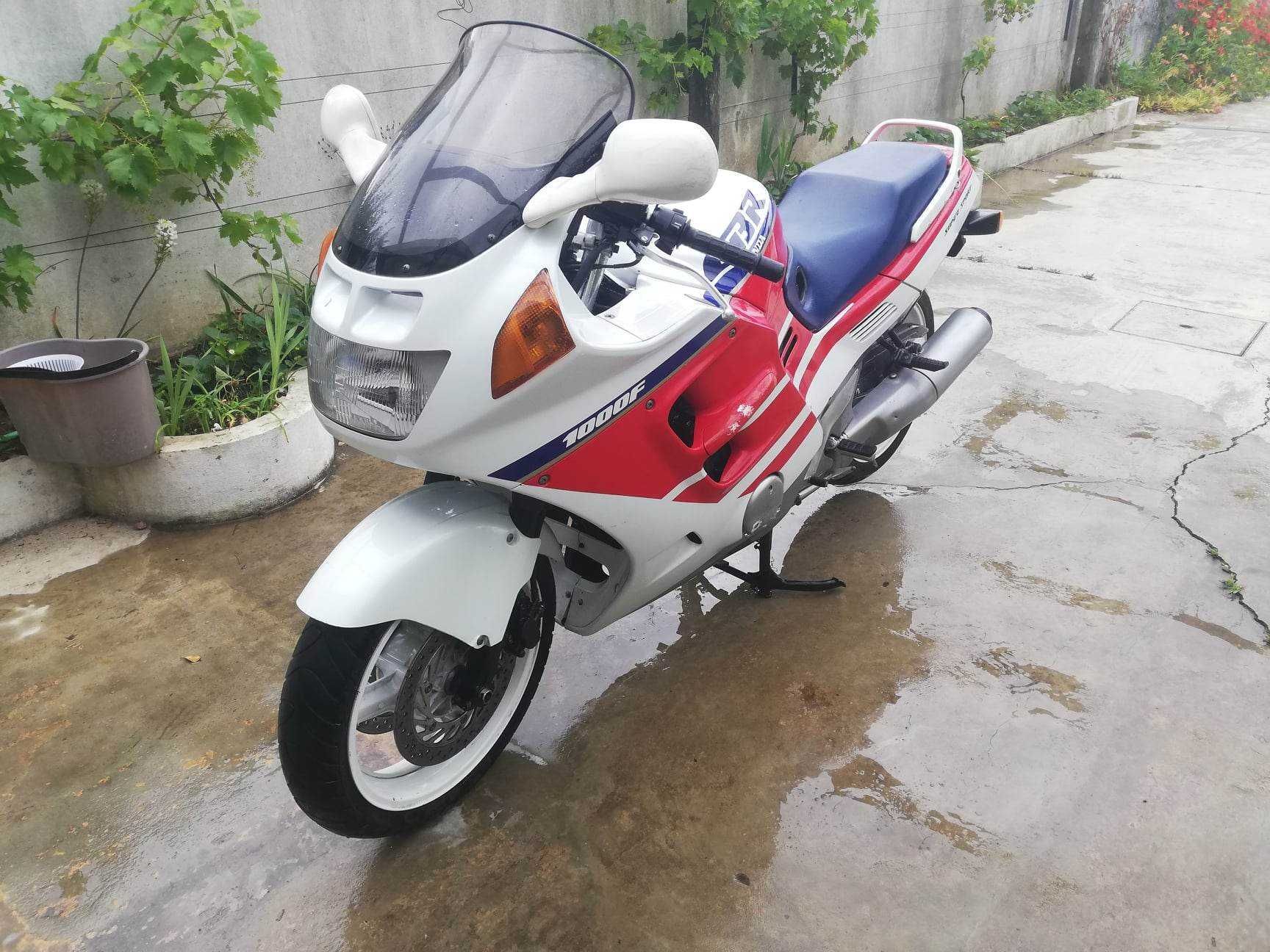 CBR 1000F em razoável estado para a idade