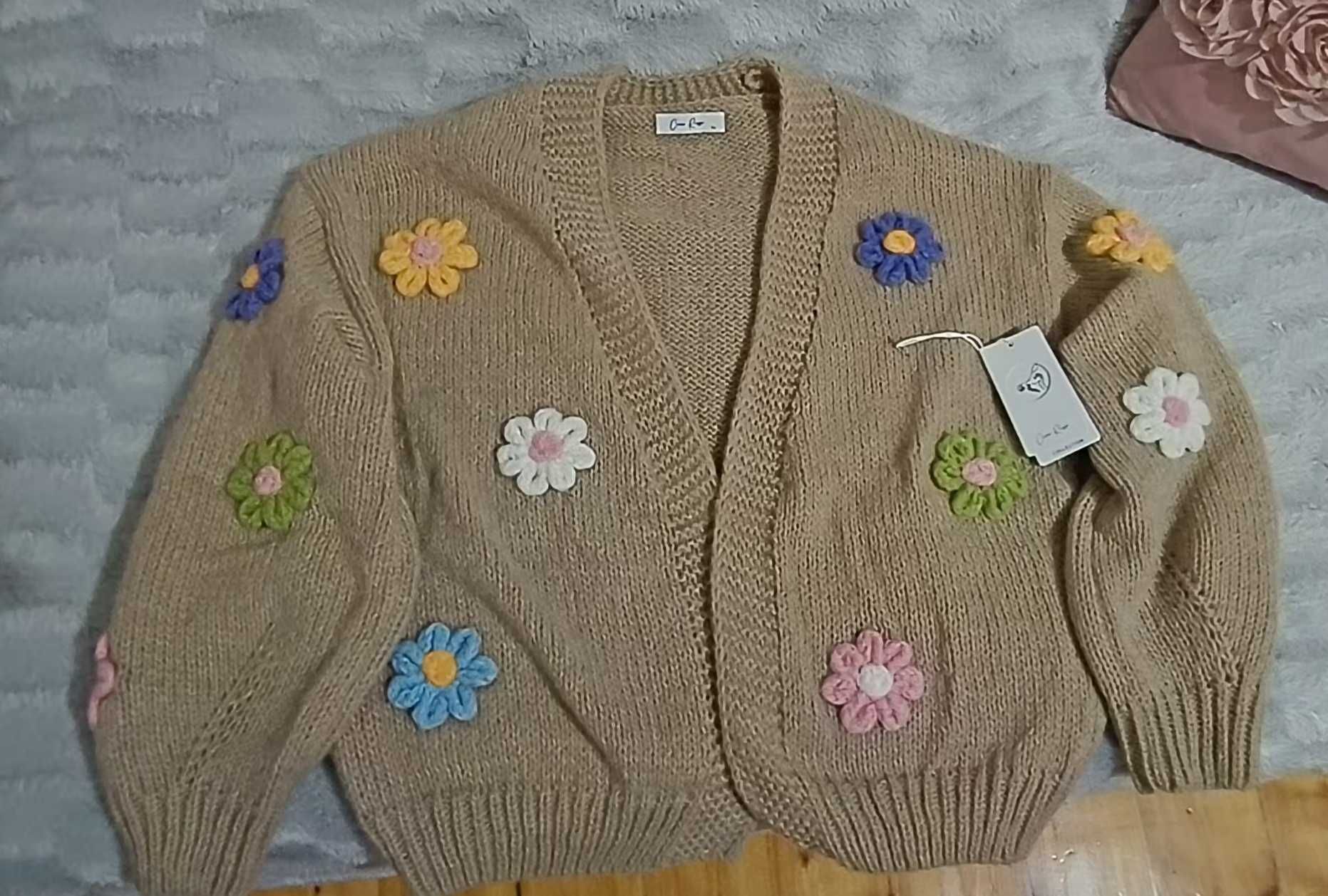 Śliczny sweter kardigan kwiaty 3 d Carlo Rossi ML.