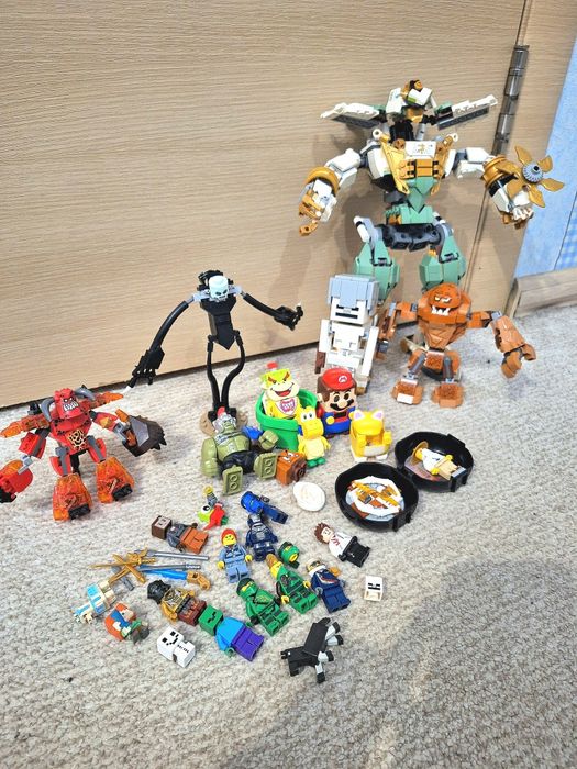 Продам велику коробку LEGO!