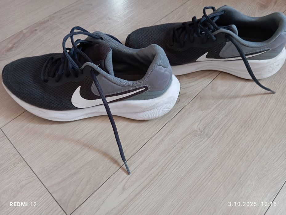 Buty sportowe chłopięce Nike Revolution 7 r. 43