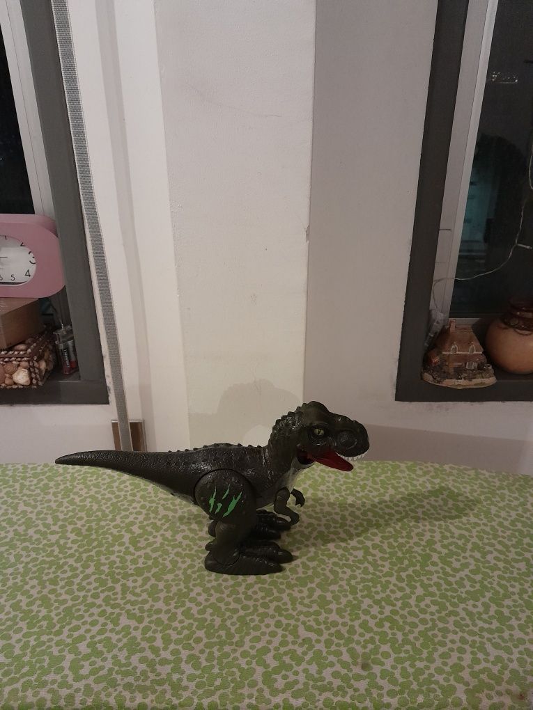 Vendo Dinossauro de Brincar Criança a pilhas muito bonito como novo