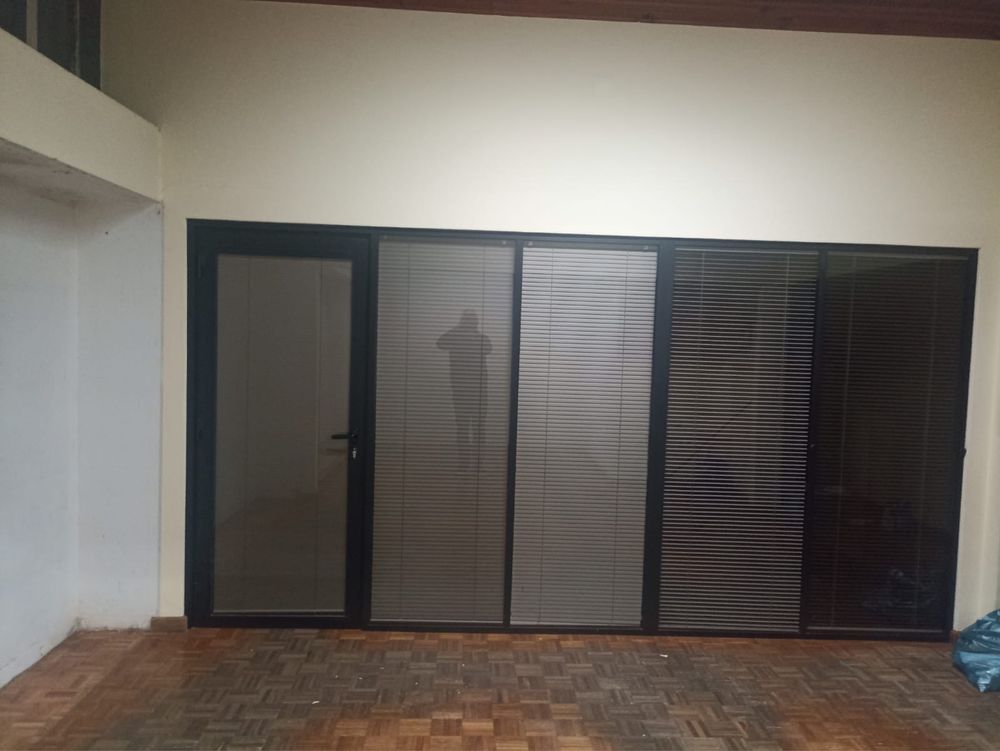 DIVISÓRIAS em alumínio c/ vidro duplo e c/ blackouts embutidos